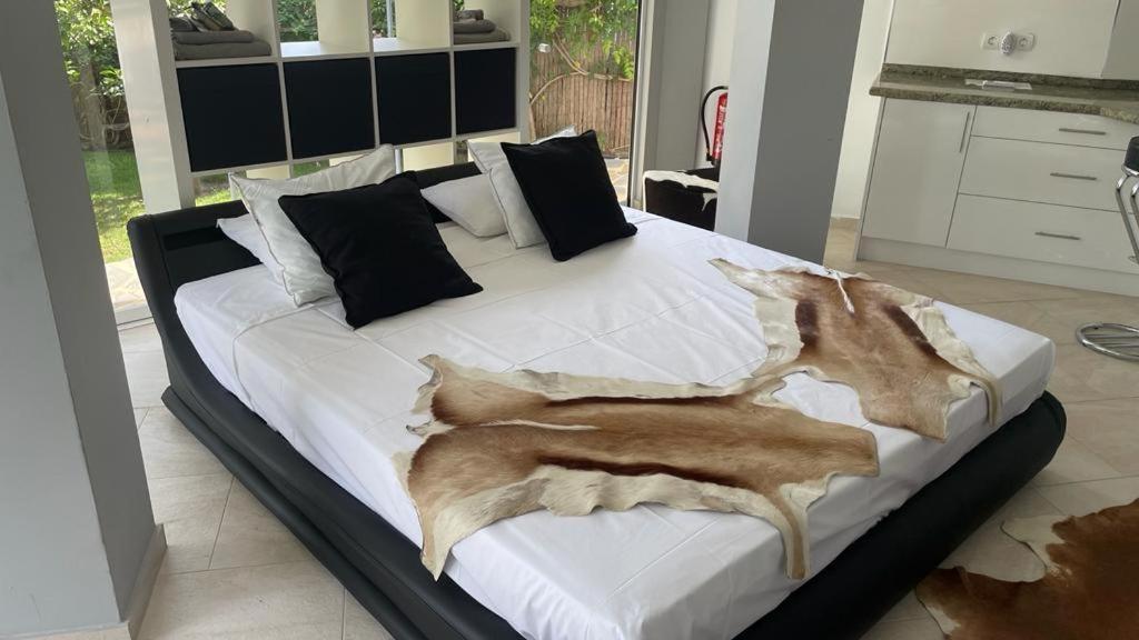 Luxury Villa With Swimming Pool And Jacuzzi มาร์เบยา ภายนอก รูปภาพ